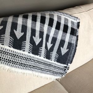 Blanket scarf with arrow pattern